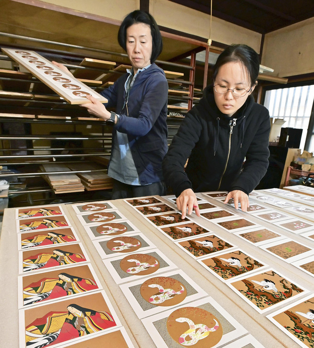 伝統の技法を使って丁寧に仕上げられる蒔絵の年賀はがき作り＝2日、会津若松市・関漆器店