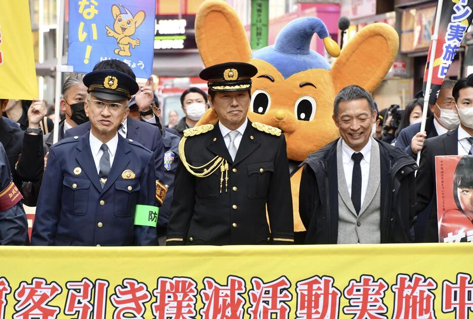 警視庁渋谷署の一日署長に就任し、センター街をパトロールする高橋克典さん（中央）＝26日午後、東京都渋谷区