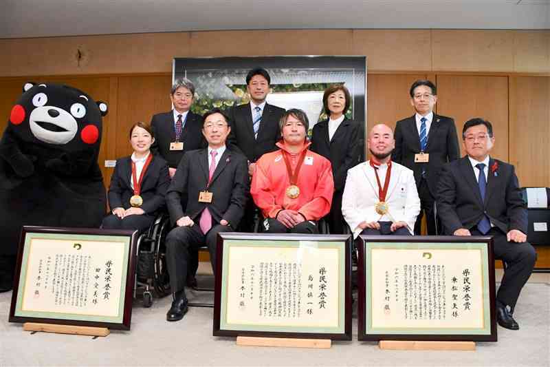 県民栄誉賞を授与された田中愛美選手（前列左）、島川慎一選手（前列左から3人目）、乗松聖矢選手（同4人目）＝10日、県庁