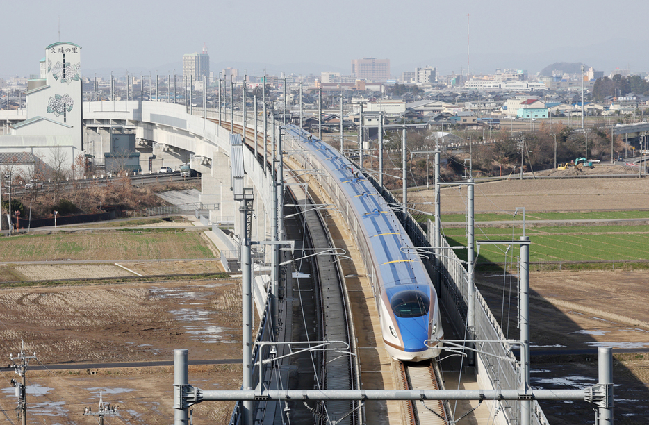 金沢―敦賀間が延伸開業し、福井市内を走行する北陸新幹線＝３月１６日