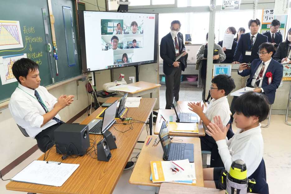 複式学級がある小学校同士をつないだ遠隔授業＝垂水市の松ケ崎小学校