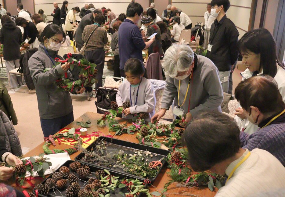 クリスマスリース作りに取り組む参加者たち（長岡京市天神４丁目・中央公民館）