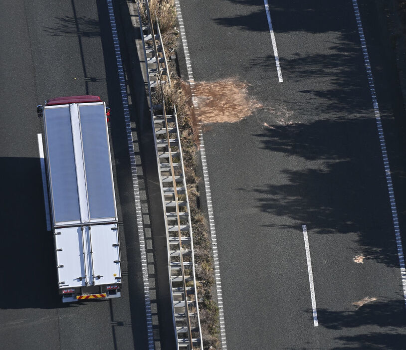 車が逆走し正面衝突の事故が起きた国道1号浜名バイパス下り線の現場付近＝17日午前9時48分、浜松市中央区（静岡新聞社ヘリ「ジェリコ1号」から）