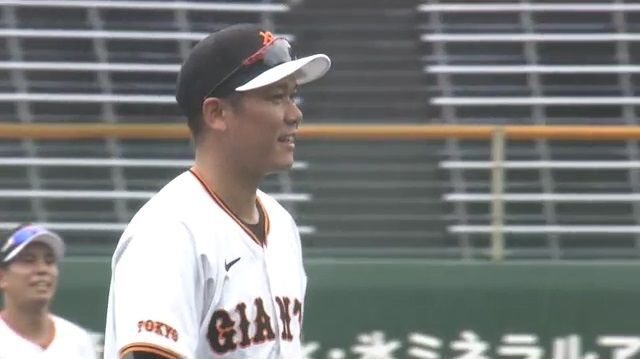 サードの守備を練習する巨人・坂本勇人選手