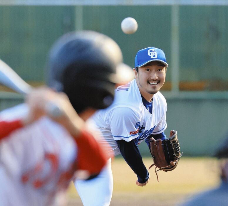 地元の子どもたちと対戦する藤嶋