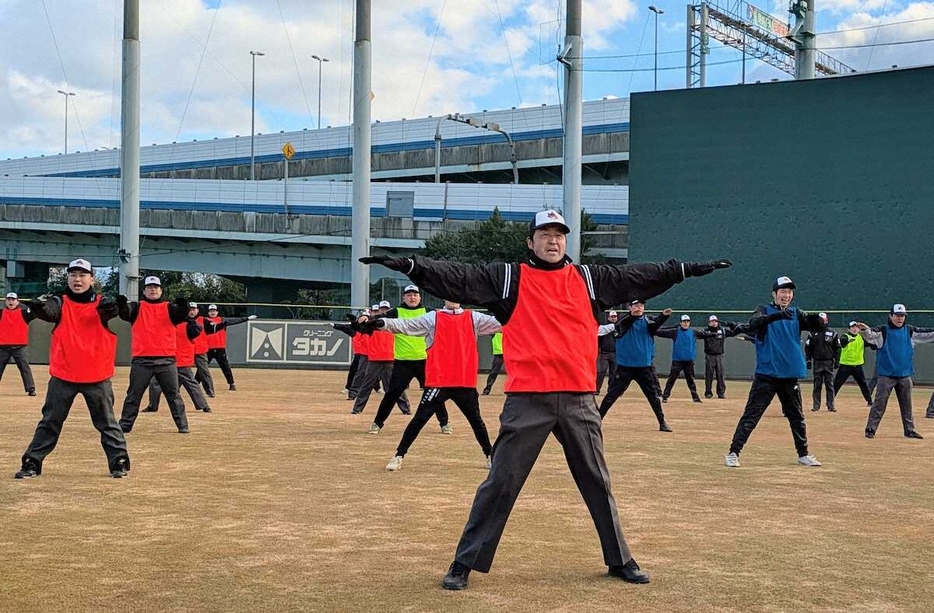 NPBアンパイアスクールに参加した高校野球審判委員の乗金悟さん（中央）（2024年12月22日、阪神鳴尾浜球場）