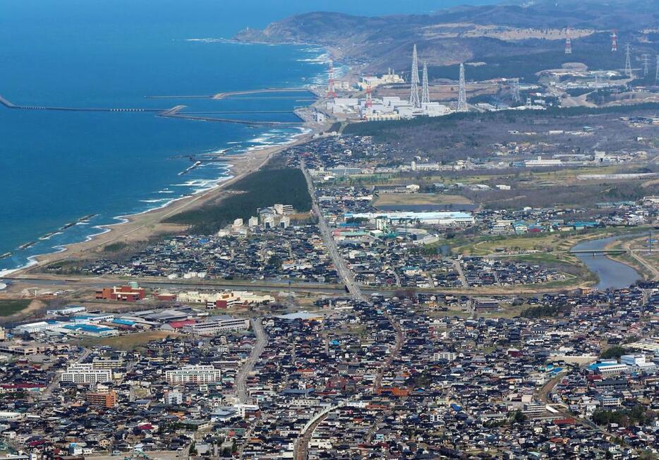 柏崎刈羽原発と柏崎市街地