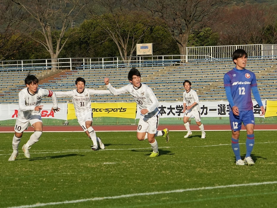 FW高橋旺良(1年、写真中央)が同点ゴール(Tatsuya TAKEUCHI/GEKISAKA)