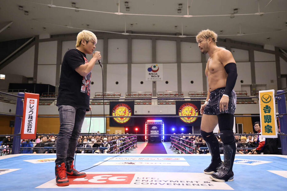 新日本プロレス鹿児島大会のリング上でKENTAに対戦を呼びかけたプロレスリング・ノアの拳王（左）（C）新日本プロレス