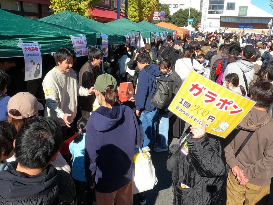 焼きそばや焼き鳥の売店には長蛇の列ができた