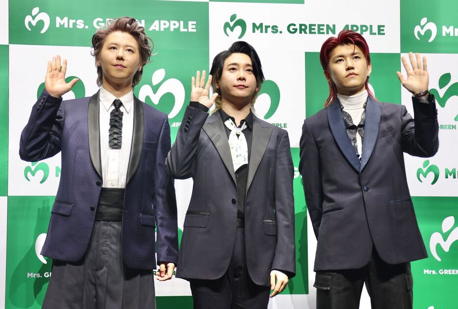 デビュー10周年企画を発表した「Mrs. GREEN APPLE」の（左から）藤澤涼架、大森元貴、若井滉斗