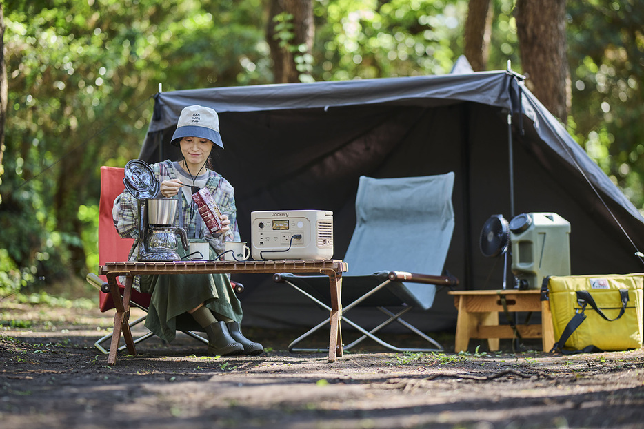 Jackeryの小型軽量の「ポータブル電源600 Plus サンドゴールド」