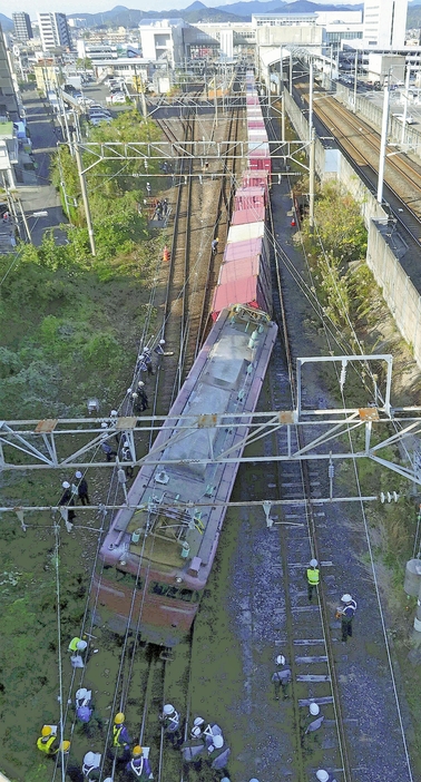 JR川内駅構内で脱線した貨物列車（12日午後2時51分、鹿児島県薩摩川内市で）＝秋月正樹撮影