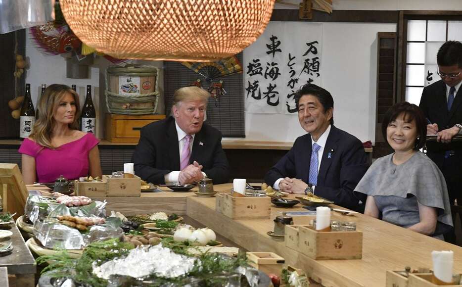 炉端焼き店での夕食会を楽しむ（左から）メラニア夫人、トランプ米大統領、安倍晋三首相、昭恵夫人　＝2019年5月26日、東京都港区