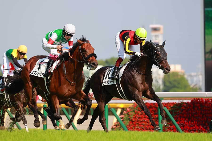 ハナ差の大接戦となった2021年の日本ダービー、エフフォーリア（左）とシャフリヤール【写真：産経新聞社】