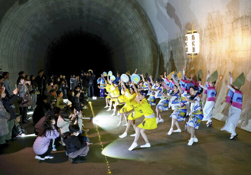 「神田川・環状七号線地下調節池」で行われた阿波おどりの鑑賞会（２２日、東京都杉並区で）＝大金史典撮影