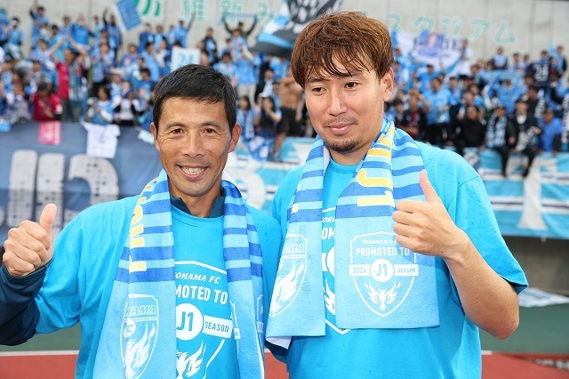 25年も恩師・四方田監督（左）のもと、横浜FCでプレーする福森（右）。写真：永島裕基