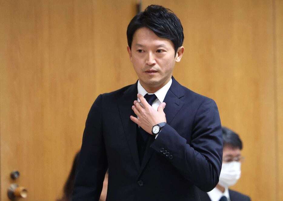 兵庫県議会の百条委員会の証人尋問に臨む斎藤元彦兵庫県知事＝25日午後、神戸市中央区の兵庫県庁