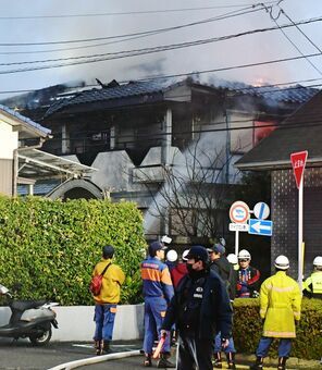 白煙を上げて燃える住宅＝30日午前7時10分ごろ、鳥栖市本鳥栖町