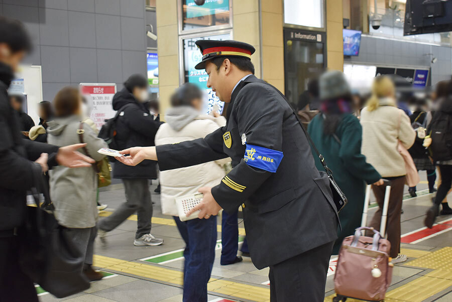 JR天王寺駅やJR西日本の社員らが手分けをし、同駅の中央改札口でティッシュを配布（12月20日・JR天王寺駅にて）