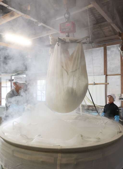 甑（こしき）で米が蒸し上がると、大量の蒸気が朝の冷たい空気に触れ、辺りを白く曇らせた＝東京都あきる野市の野崎酒造（安元雄太撮影）