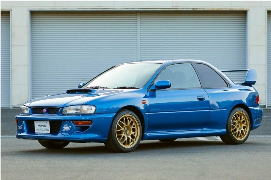 WRC三連覇を達成したマシンをイメージした限定モデル「IMPREZA 22B STI version」(1998)。イメージカラーのソニックブルーマイカがまぶしい