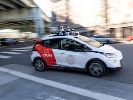 サンフランシスコの道路を走行するクルーズの車両