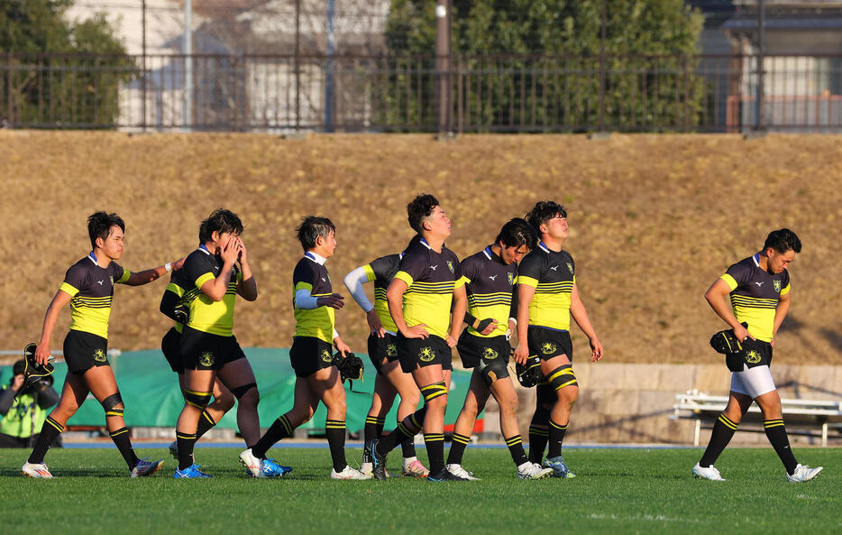 報徳学園対仙台育英　報徳学園に敗れ、肩を落とす仙台育英フィフティーン（撮影・藤尾明華）