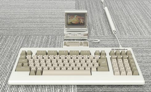 手前に見えるのが「PC-8801mIISR用USBキーボード」