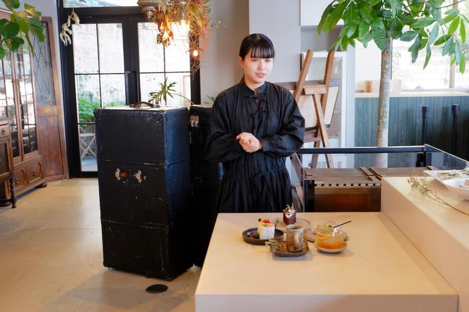 「nagisArt cafe」のメニューを紹介する平井さん