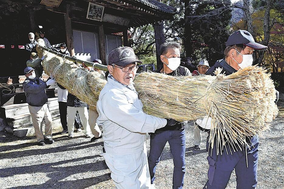 氏子が力を合わせ大注連縄を運んだ（広島県三原市で）