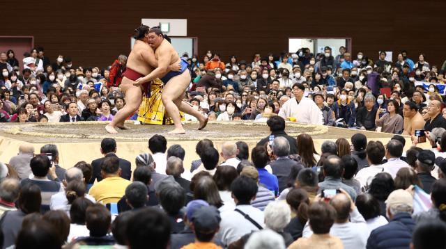 人気力士たちの勇姿を見ようと大勢の相撲ファンらが集まった大相撲の冬巡業「都城場所」＝１日午後、都城市・早水公園体育文化センター