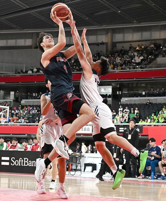 【男子2回戦・日本航空－福岡大大濠】第4クオーター、シュートを放つ福岡大大濠・渡辺（左）（撮影・柿森英典）