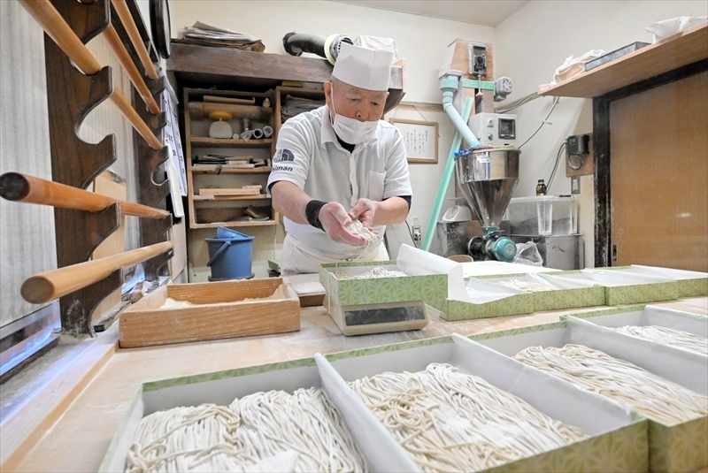 年越しそば作りに追われる菅野さん