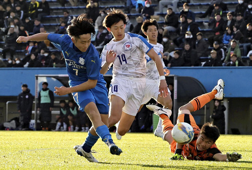 ７６分、ゴールを決める東北学院・佐々木智（左）（２９日）＝近藤誠撮影