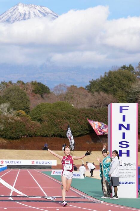 1位でゴールする立命大の中地こころ（撮影・加藤圭祐）