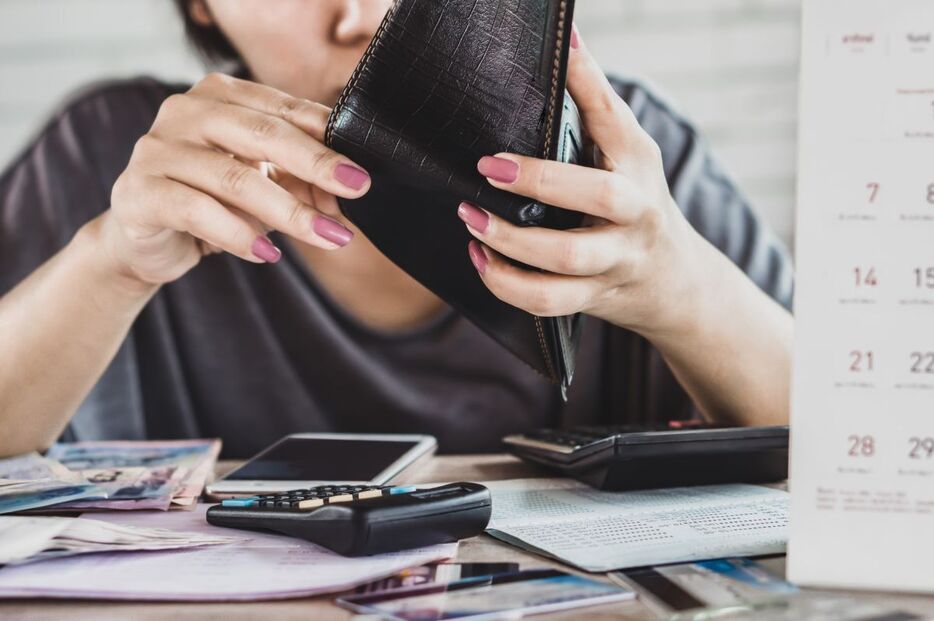 働く人の半数以上が「健康で文化的な生活」を営む水準の年収を得ていない　Doucefleur/iStock.