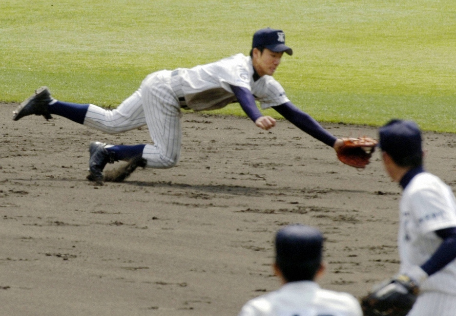 2007年センバツの準々決勝・大阪桐蔭戦で一、二塁間の打球に飛び込んで好捕する常葉菊川・町田友潤