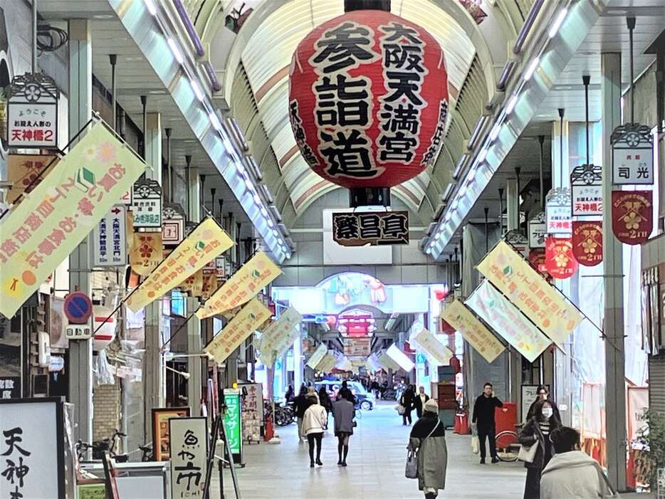 大阪天満宮の参拝客も通る天神橋筋商店街＝大阪市北区