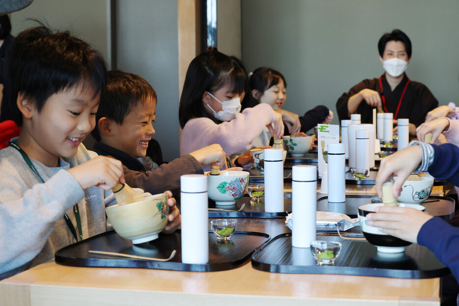 銀座の伝統文化を体験するイベントで、茶道の作法を学ぶ子どもたち＝２７日、東京都中央区