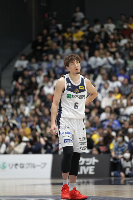 横浜BC対宇都宮　第4Qに29失点し、逆転負けを喫した宇都宮の比江島慎は悔しそうな表情を浮かべる（撮影・沢田啓太郎）