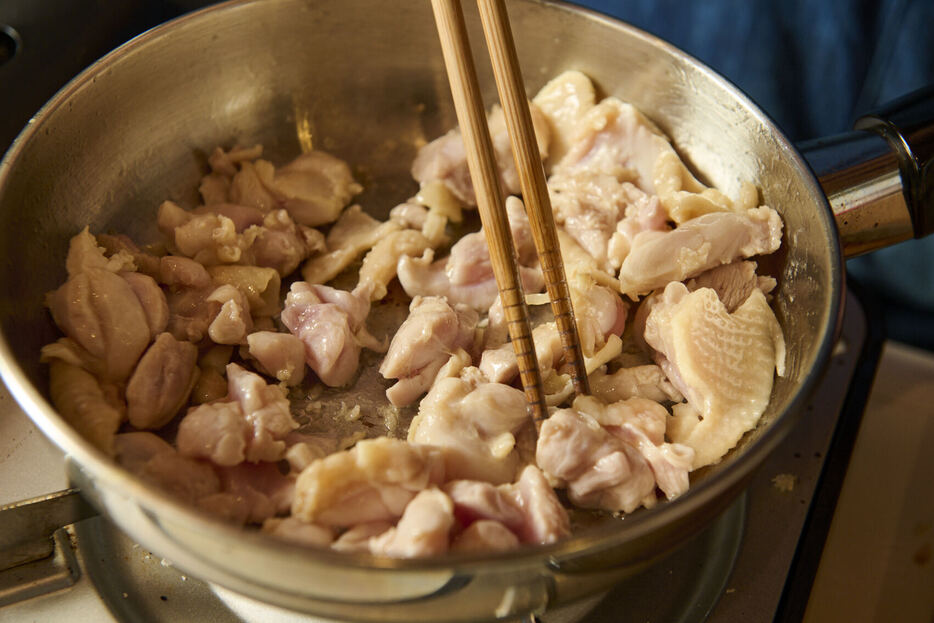 鶏肉は焼き色がつくまで炒めてはならない