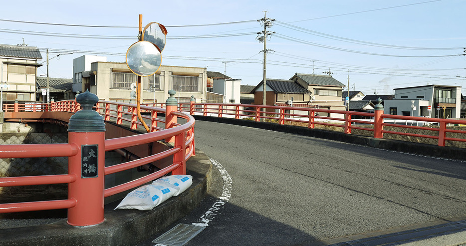 鮮やかな朱色によみがえった大橋＝本町側からの眺め