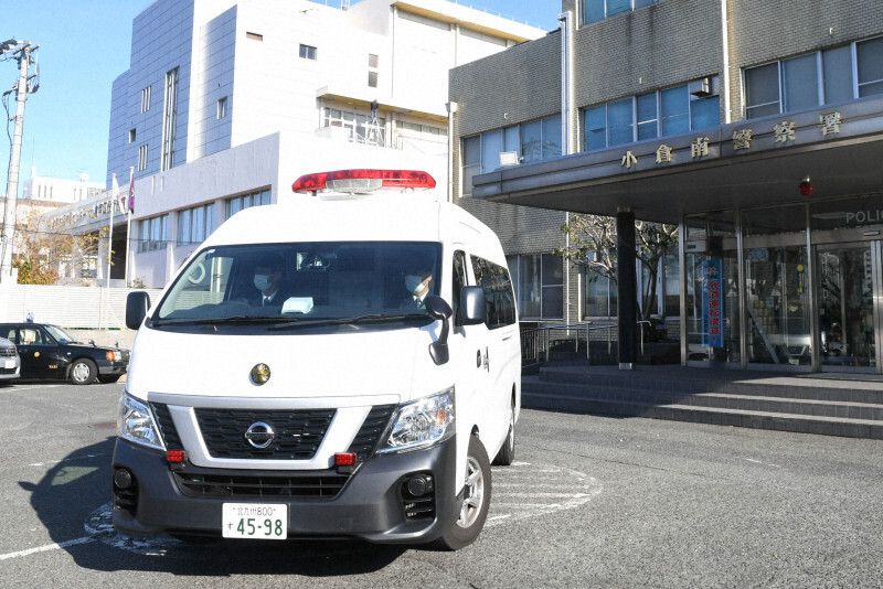 送検のため福岡県警小倉南署を出る容疑者を乗せた車両＝北九州市小倉南区で2024年12月20日、矢頭智剛撮影