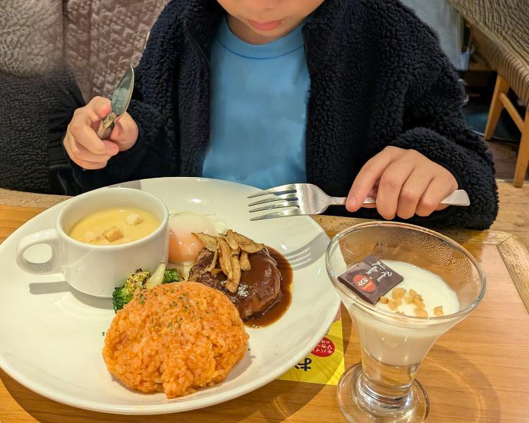 「お子様ランチはもう食べたくない」と言い出すのはいつ？　我が子は小2あたりが卒業タイミングでした