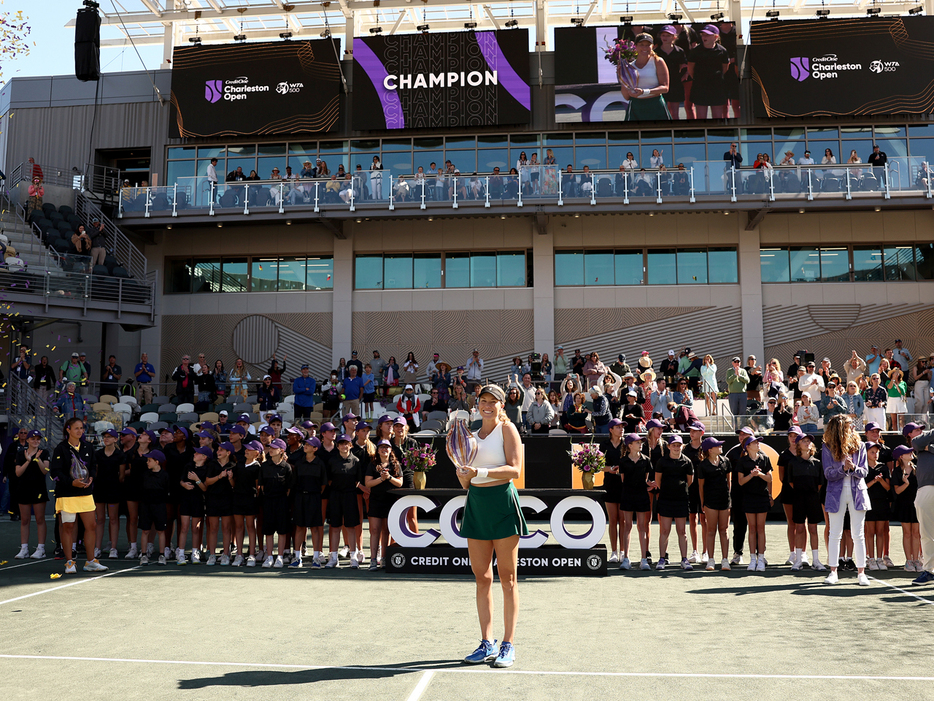 写真はクレジット・ワン・チャールストン・オープン（アメリカ・チャールストン）の女子シングルスで初優勝を飾ったダニエル・コリンズ（アメリカ／中央）（Getty Images）