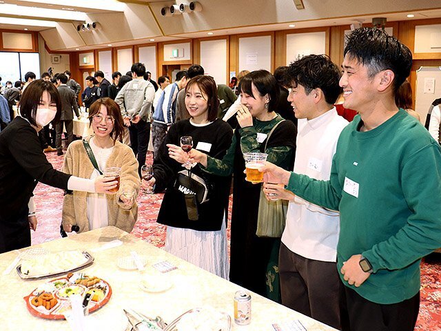 久々の再会を喜び乾杯する参加者