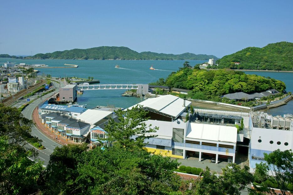 2012年5月11日、鳥羽城・本丸より北東の真珠島と鳥羽水族館と近鉄志摩線（三重県鳥羽市） - 写真＝時事通信フォト