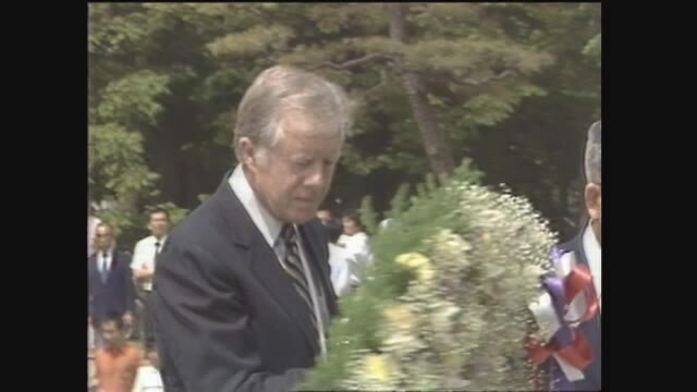 原爆慰霊碑に献花するカーター元大統領（１９８４年・広島市）