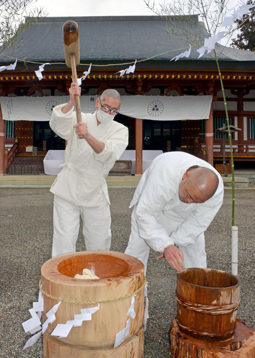 白法衣姿で境内の諸堂に供える餅をつく僧侶＝平泉町・毛越寺